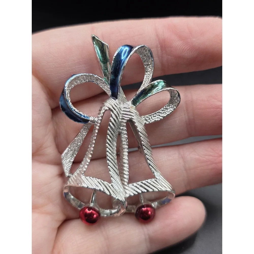 Beautiful Vintage GERRY'S Silvertone Enamel Christmas BELLS Brooch Pin